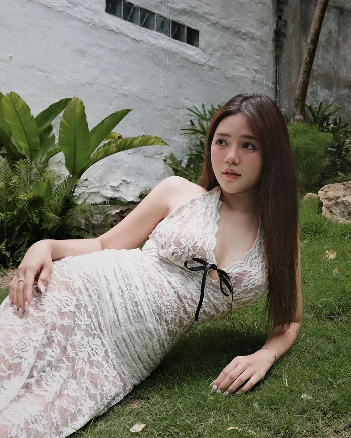 hot girl an vy cực quyến rũ trong bộ váy trắng tinh khôi