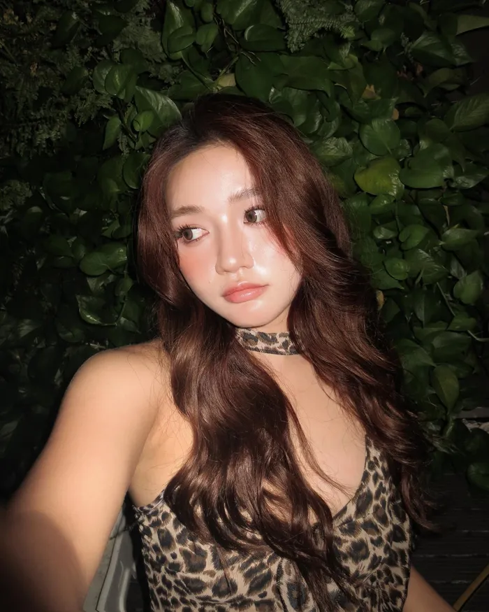 hot girl an vy với thần thái quyến rũ với bộ váy cực xinh