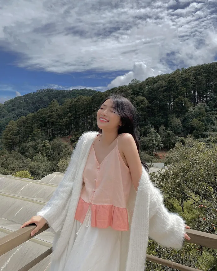 vẻ đẹp dịu dàng của an vy faptv với nụ cười cực xinh