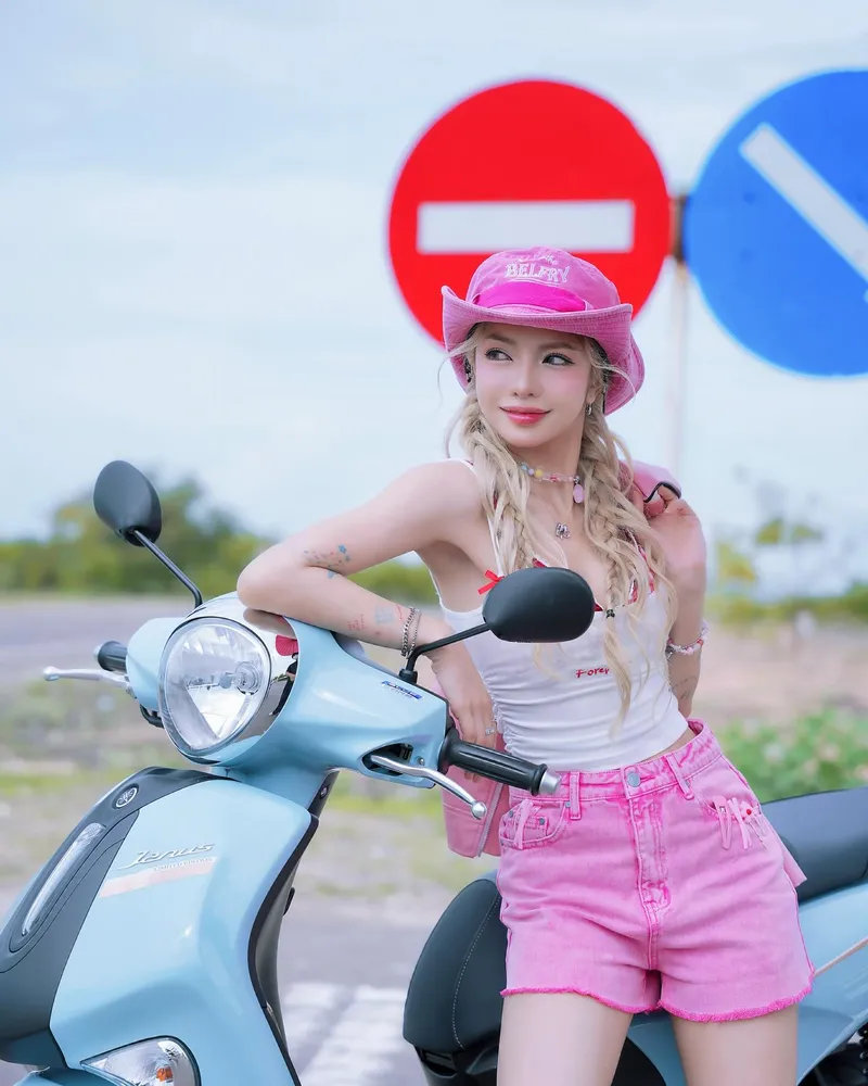 Ciin Bùi Thảo Ly rạng rỡ trong ảnh.