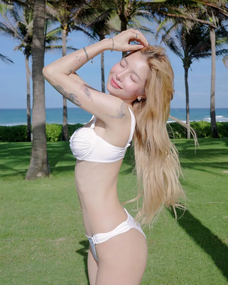 Ảnh bikini Bùi Thảo Ly thu hút.