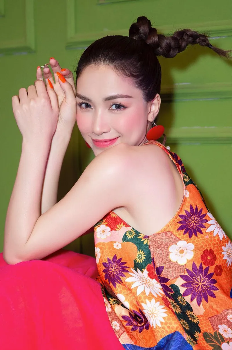 Ảnh Hòa Minzy hút mắt