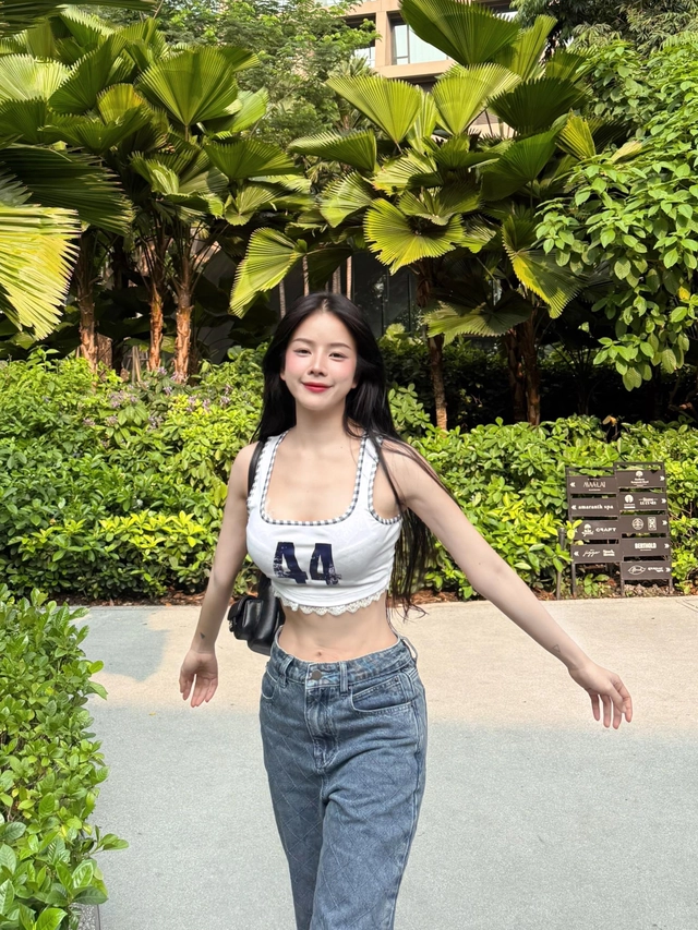 DJ Mie mặc áo ngắn khoe vòng eo con kiến săn chắc