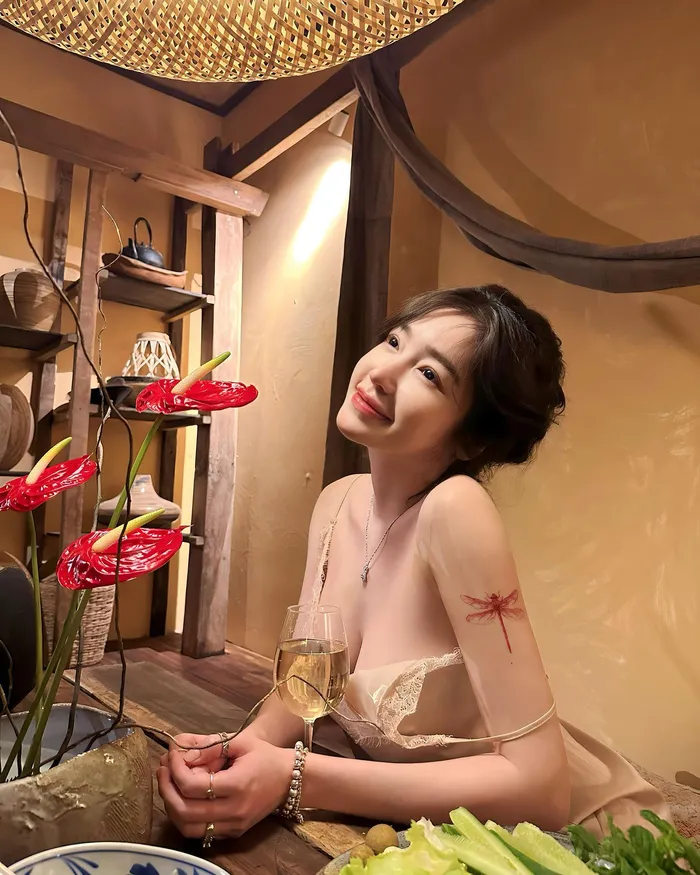 Đôi gò bồng đào quyến rũ khó cưỡng của Elly Trần