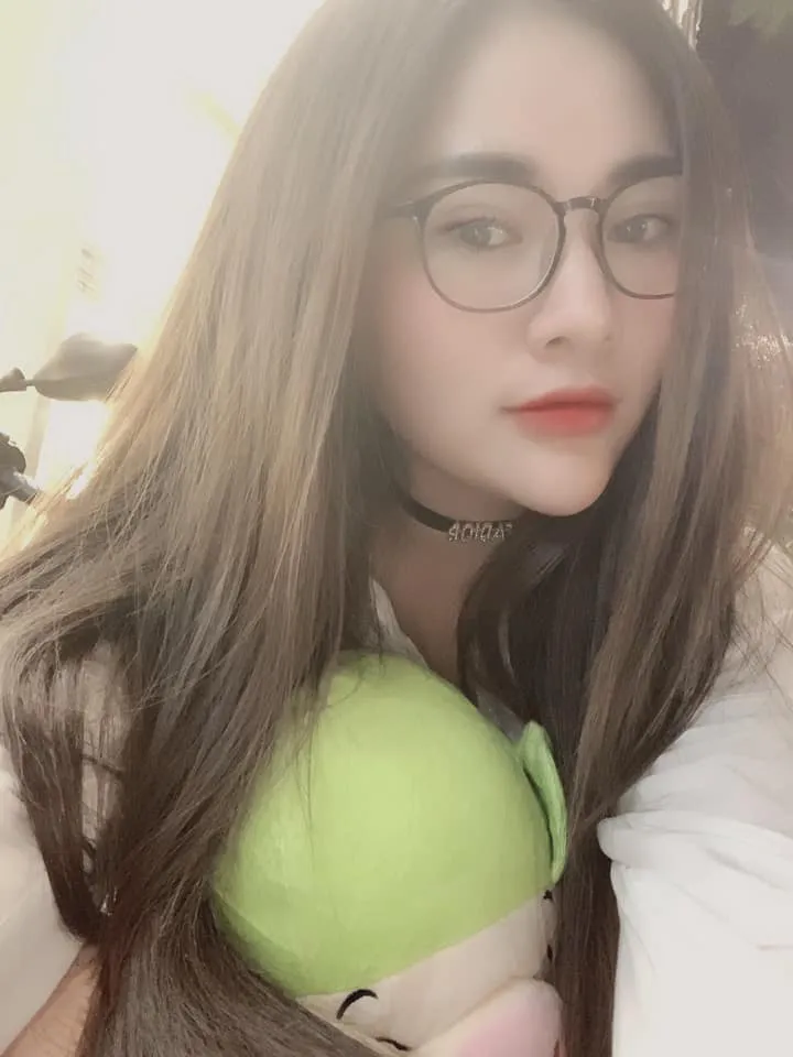 Gái xinh đeo kính tóc ngắn ngọt ngào