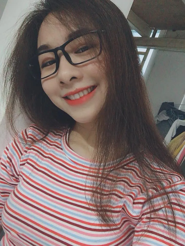 Ảnh gái xinh tóc ngắn đeo kính ngầu