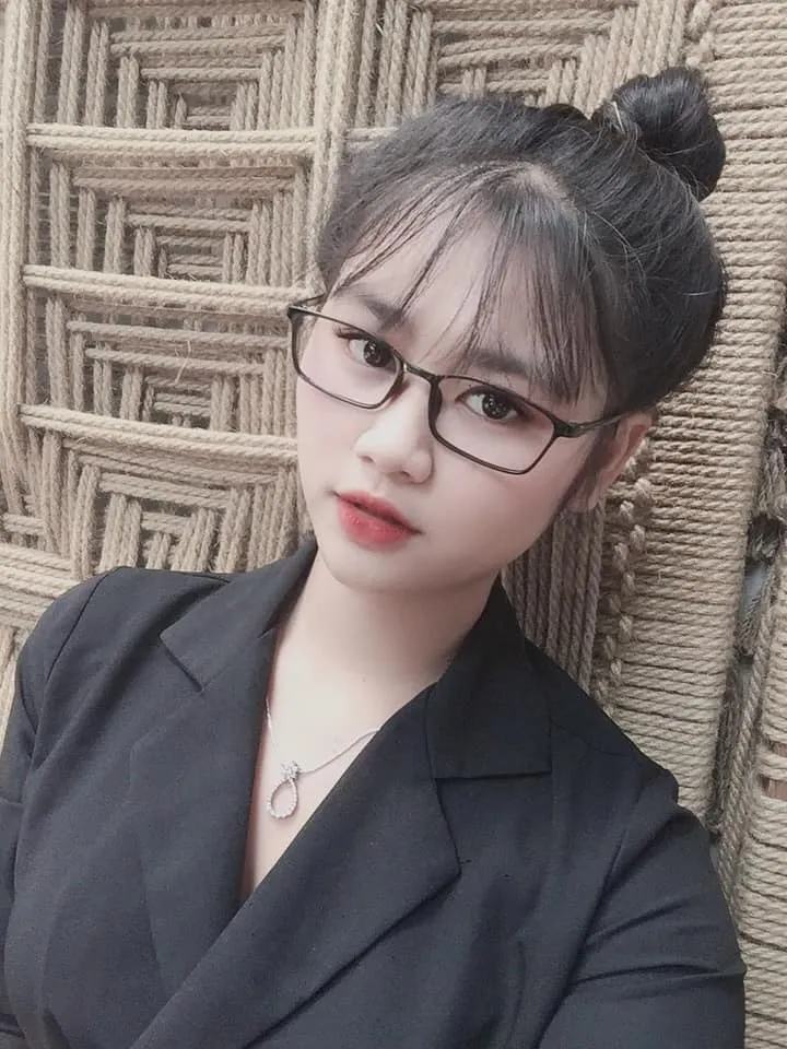 Gái xinh tóc ngắn đeo kính đáng yêu