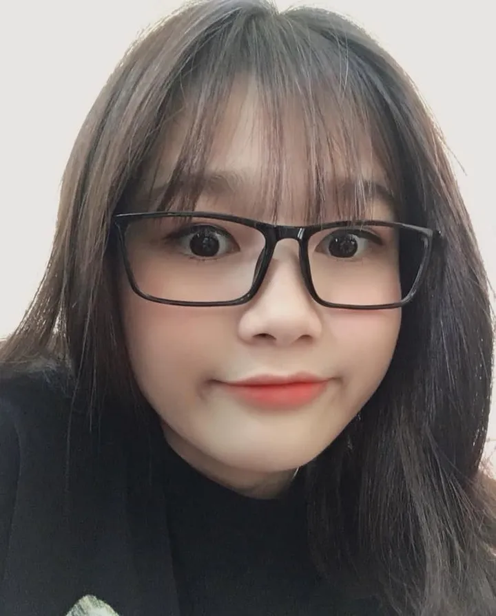 Gái xinh đeo kính tóc ngắn