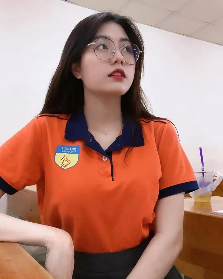 Ảnh gái xinh tóc dài đeo kính duyên dáng