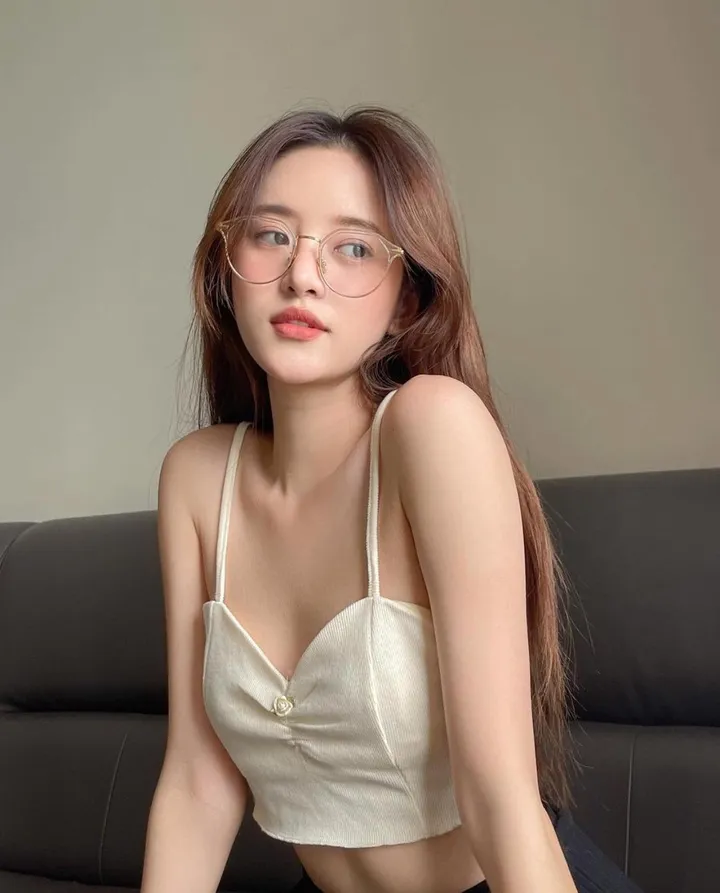 Tải ảnh gái xinh tóc ngắn đeo kính đẹp