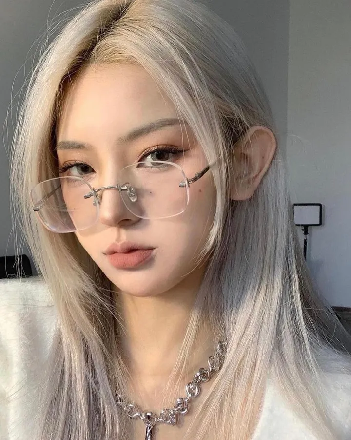 Gái xinh tóc ngắn đeo kính duyên dáng