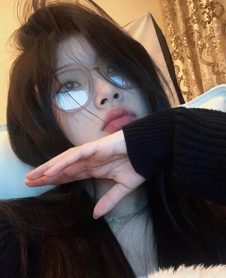 Gái xinh đeo kính tóc dài cuốn hút