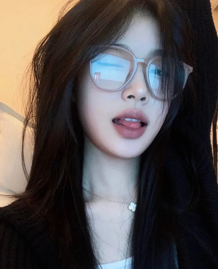 Ảnh gái xinh đeo kính dịu dàng