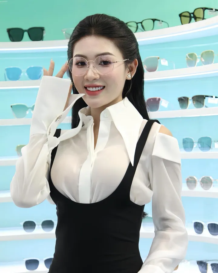 Ảnh gái xinh đeo kính gợi cảm