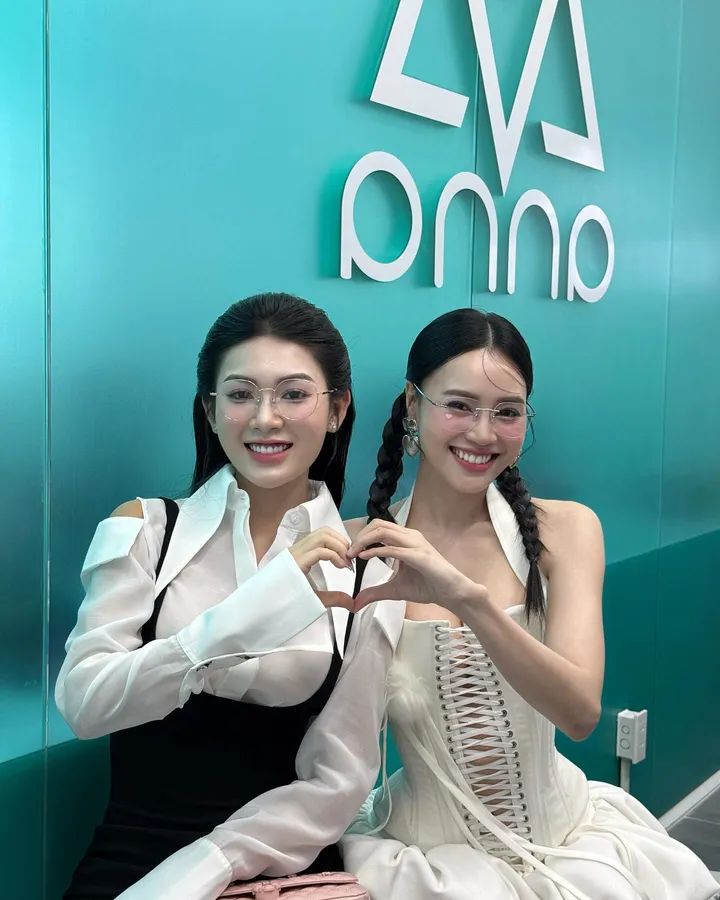 Gái xinh đeo kính tóc dài quyến rũ