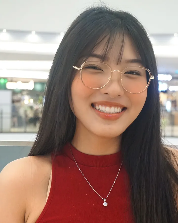 Gái xinh tóc dài đeo kính trẻ trung