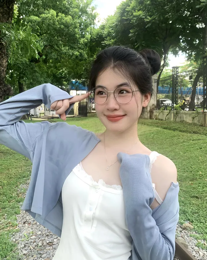 hình Gái xinh tóc ngắn đeo kính