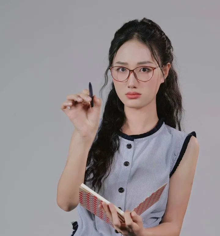 Gái xinh tóc dài đeo kính giấu mặt