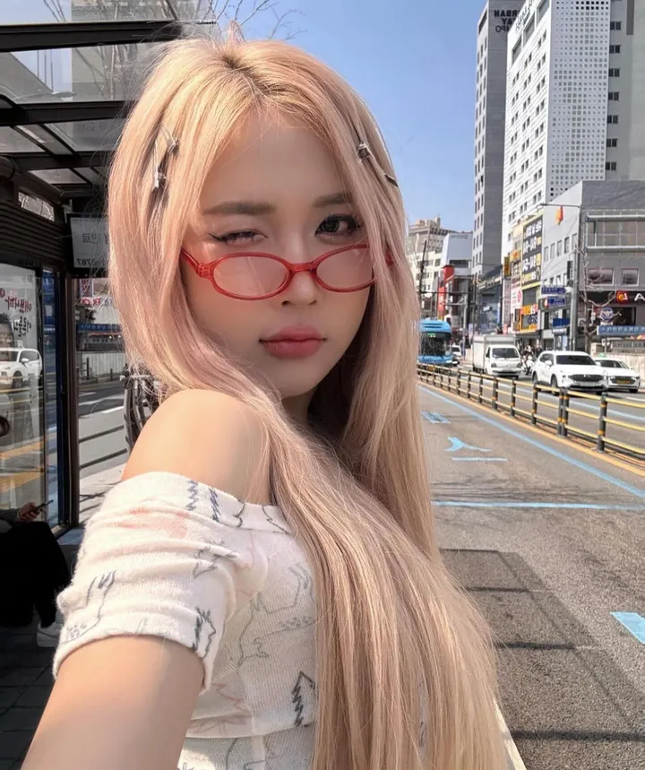 Gái xinh đeo kính quyến rũ