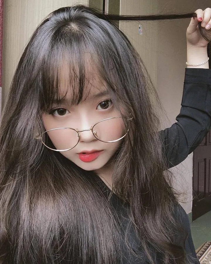Gái xinh 2k4 tóc dài đeo kính đáng yêu