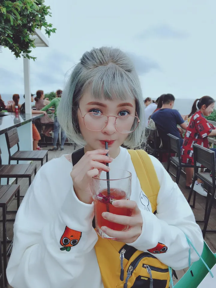 Ảnh gái xinh 2k4 đeo kính nóng bỏng