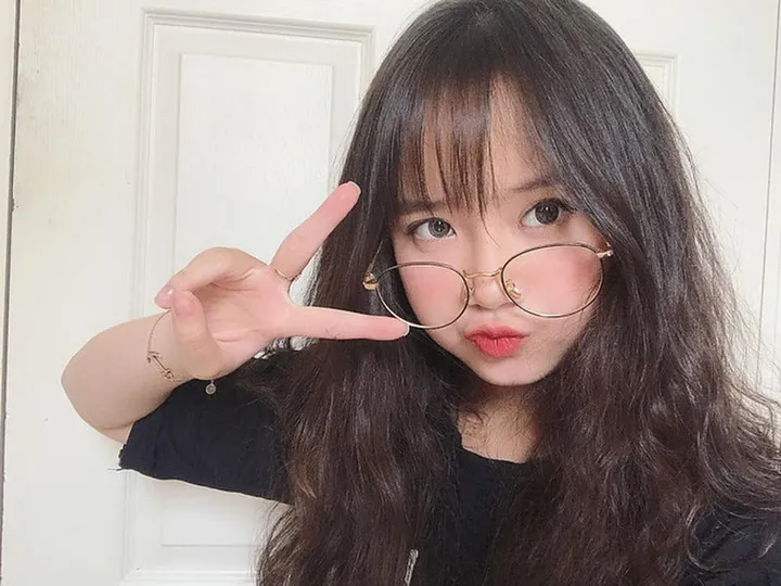 Gái xinh 2k4 tóc dài đeo kính