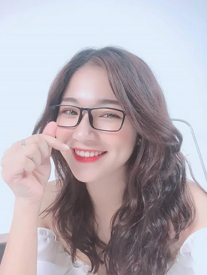 Hình gái xinh 2k4 đeo kính dịu dàng