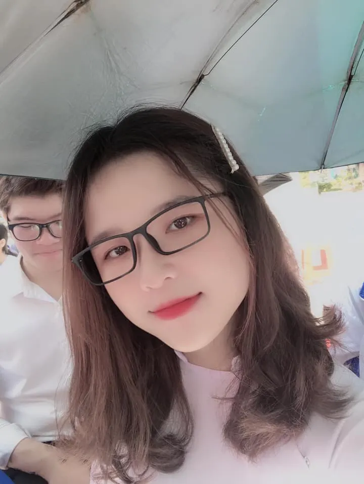 Gái xinh tóc ngắn đeo kính dễ thương