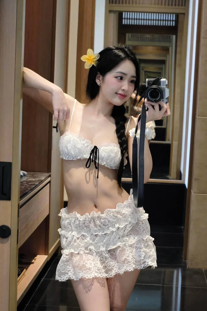 gái xinh váy ngắn khoe Äôi chân dà i