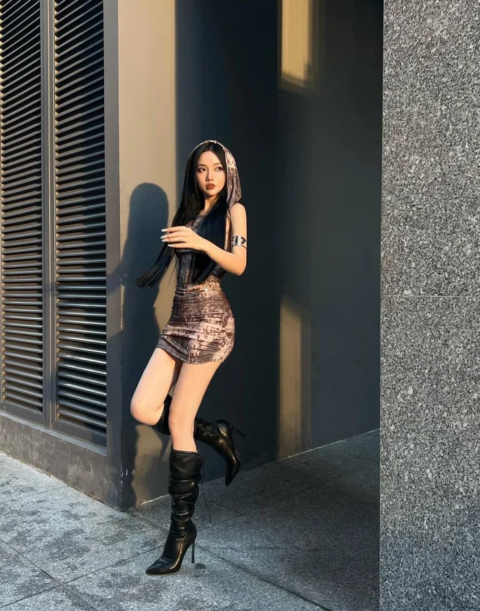 gái mặc váy ngắn khoe chân dà i