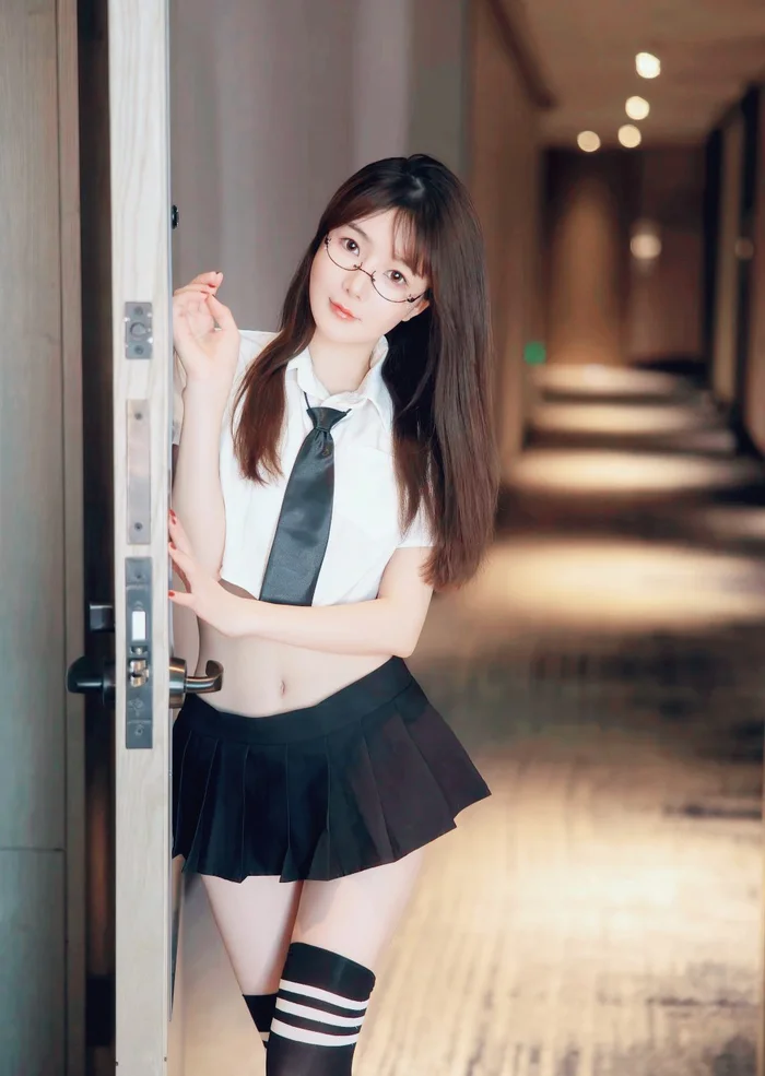 gái xinh mặc váy trắng ngắn tinh khôi