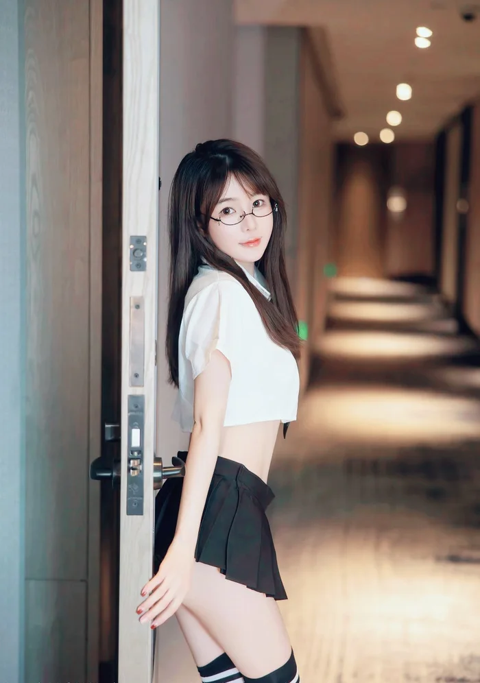 gái xinh mặc váy ngắn Äen bà ẩn