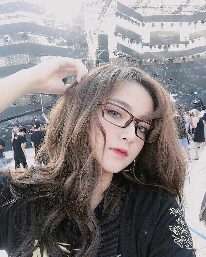 Gái xinh tóc ngắn đeo kính ngầu, lôi cuốn