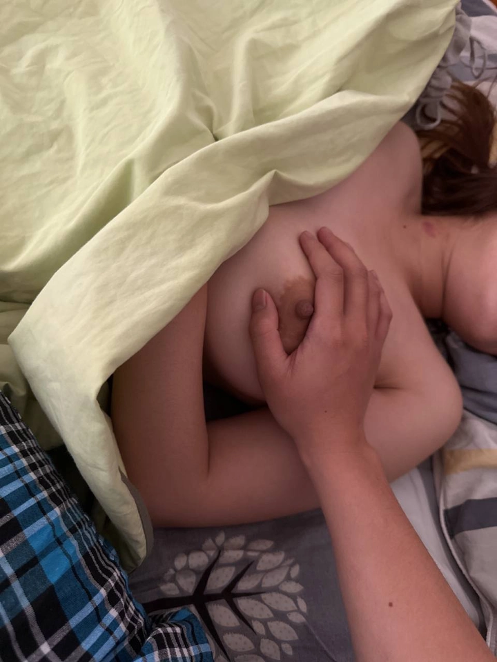 bóp ngực gái xinh vếu to