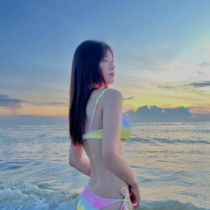 hoàng yến chibi bikini khoe dáng xinh dưới ánh bình minh