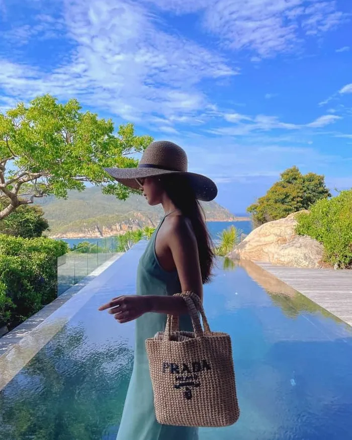 hot girl midu khoe dáng xinh bên hỠbơi