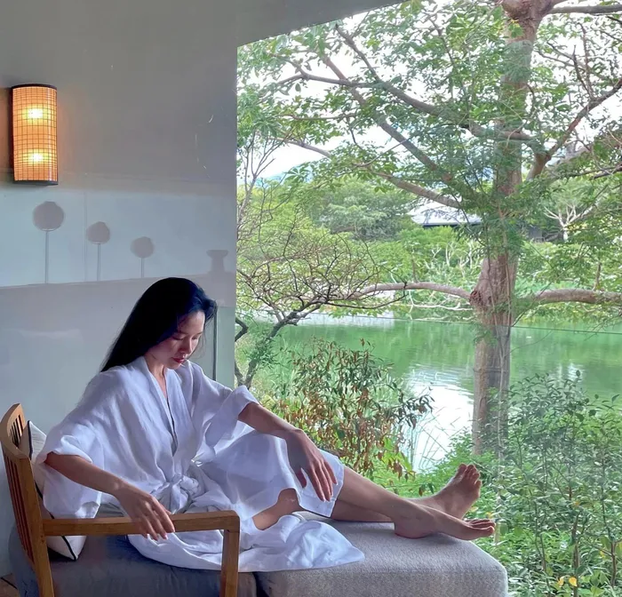 hot girl midu cực xinh nằm thư giãn