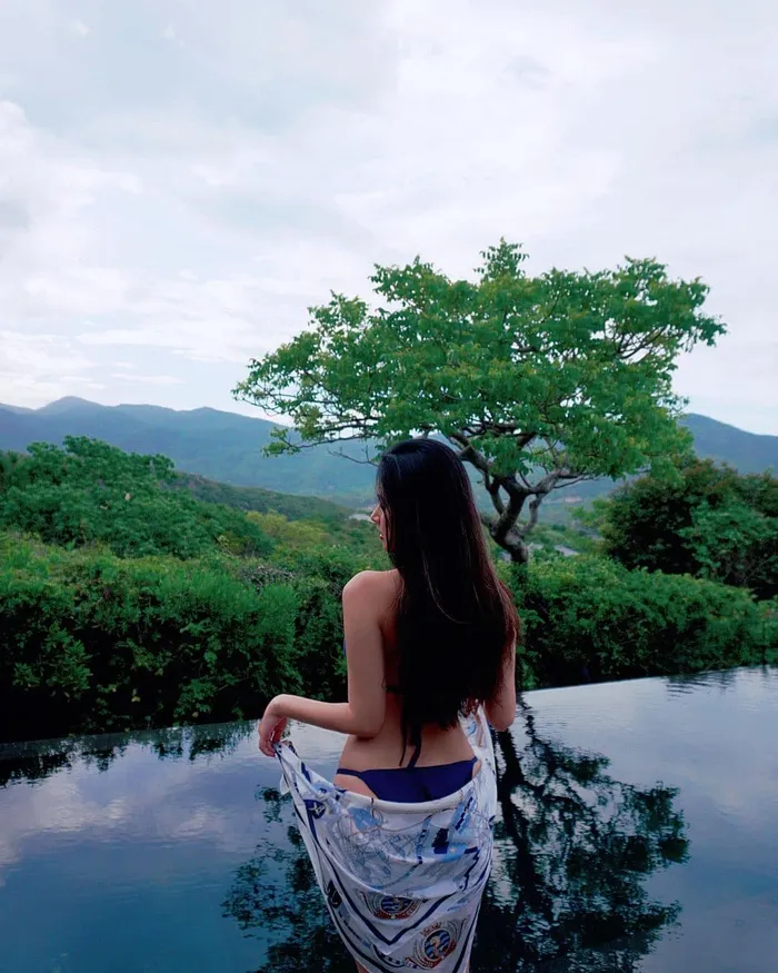 midu mặc bikini khoe vóc dáng thon thả