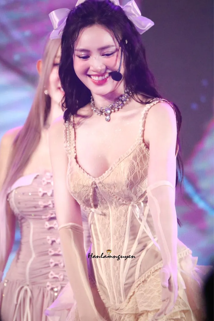 Lan Ngọc cực tươi trong 1 show diễn ca nhạc