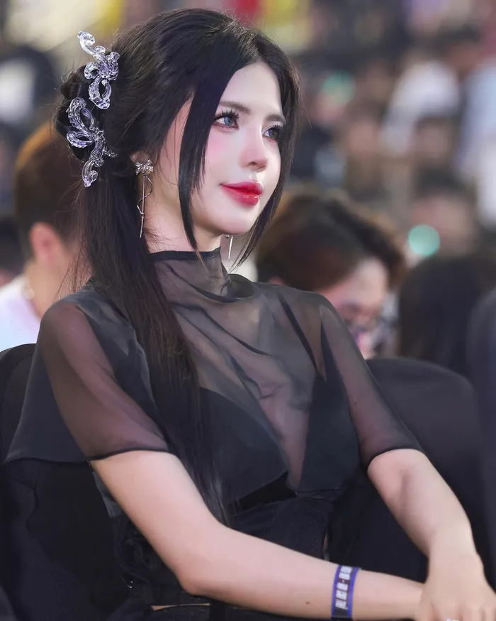 mai dora luôn nổi bật với vẻ ngoài xinh đẹp của mình