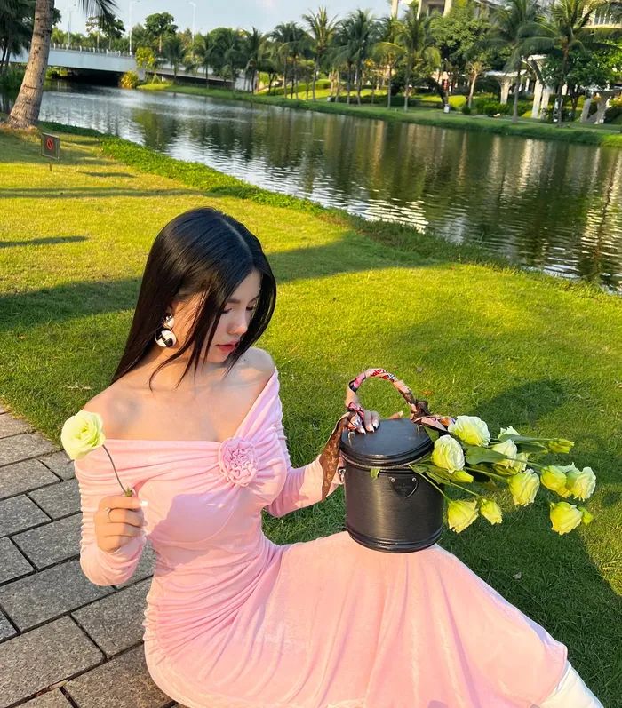 nhan sắc mc mai dora cực kì dịu dàng trong bộ váy hồng