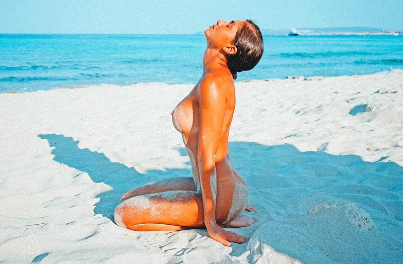 khỏa thân nghệ thuật vú căng tròn