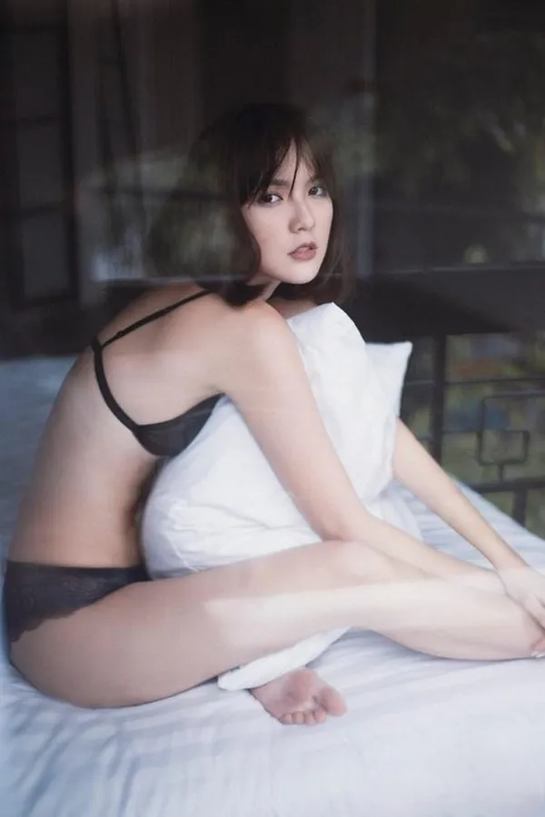 Bộ ảnh nude Hải Tú diện bikini nhạy cảm, dâm dục