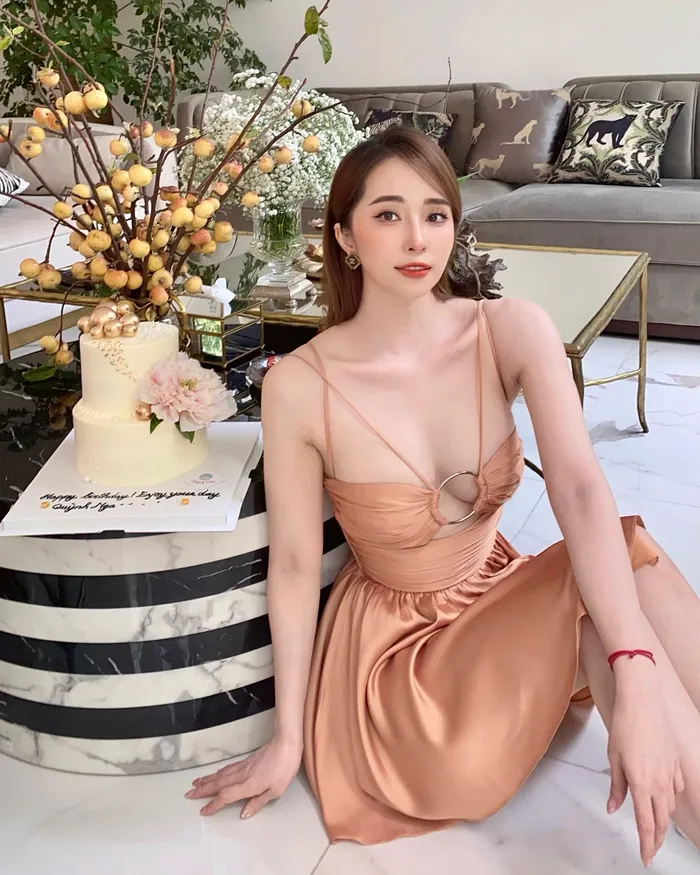 quỳnh nga sexy nổi bật với bộ váy khoét ngực