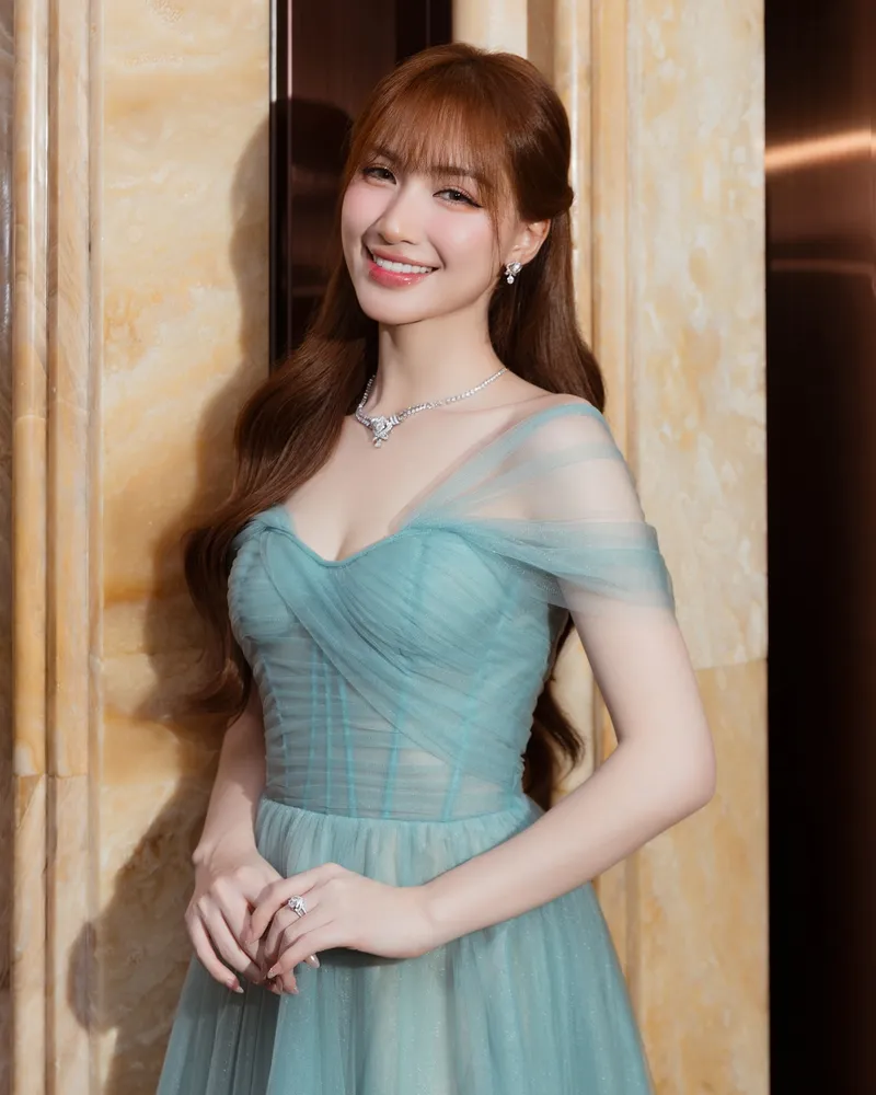 Hòa Minzy gợi cảm khó cưỡng