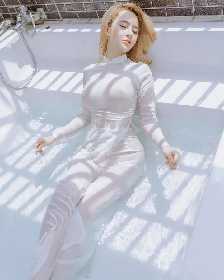 Em gái diện áo dài khi đi tắm khoe body cực ngon