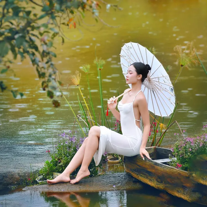 Gái xinh mặc áo dài thả dáng quyến rũ bên hồ