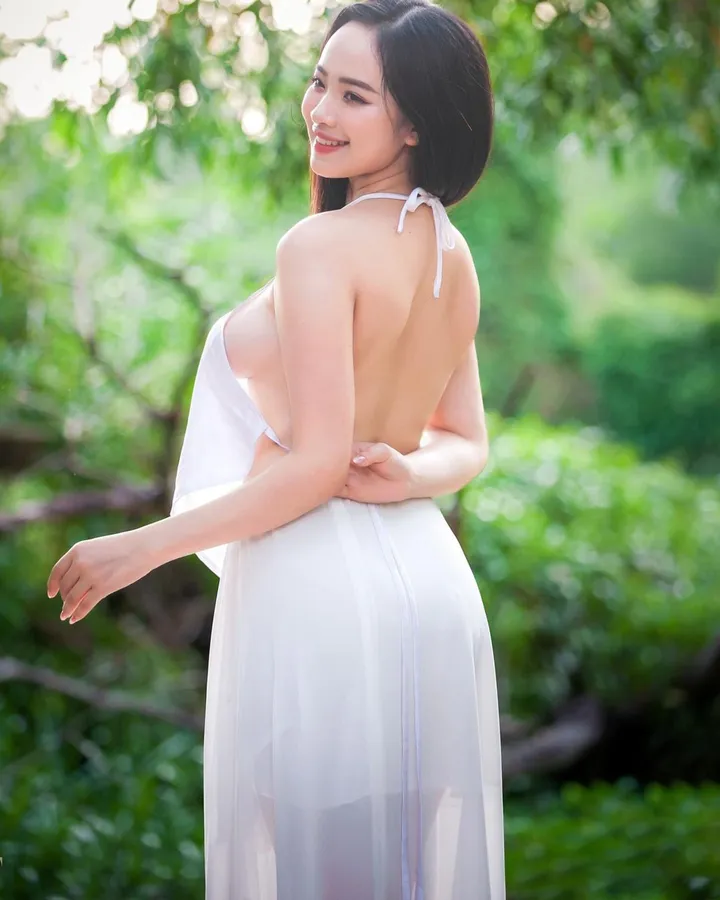 Gái xinh mặc áo yếm quyến rũ khiến bao chàng say đắm