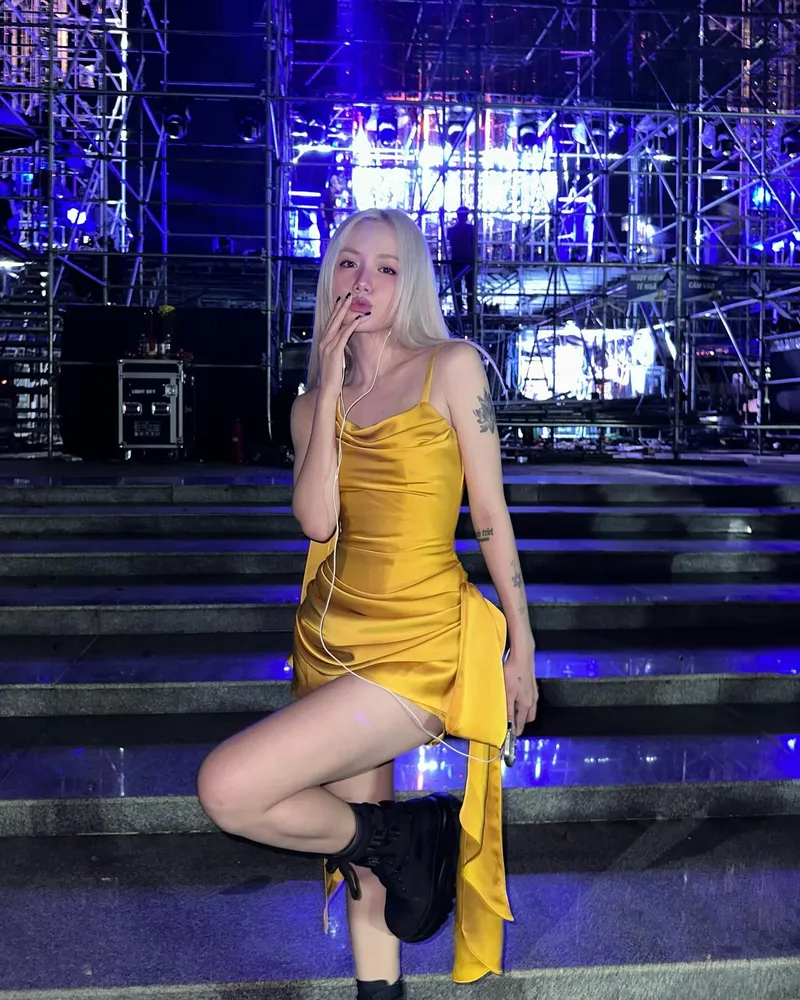 Vẻ đẹp gợi cảm của ca sĩ Phương Ly làm 