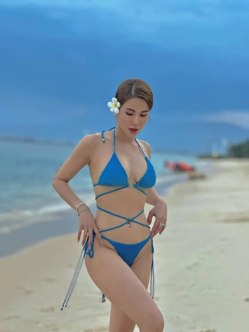 Bờ vú tròn trịa hở hang dâm đãng